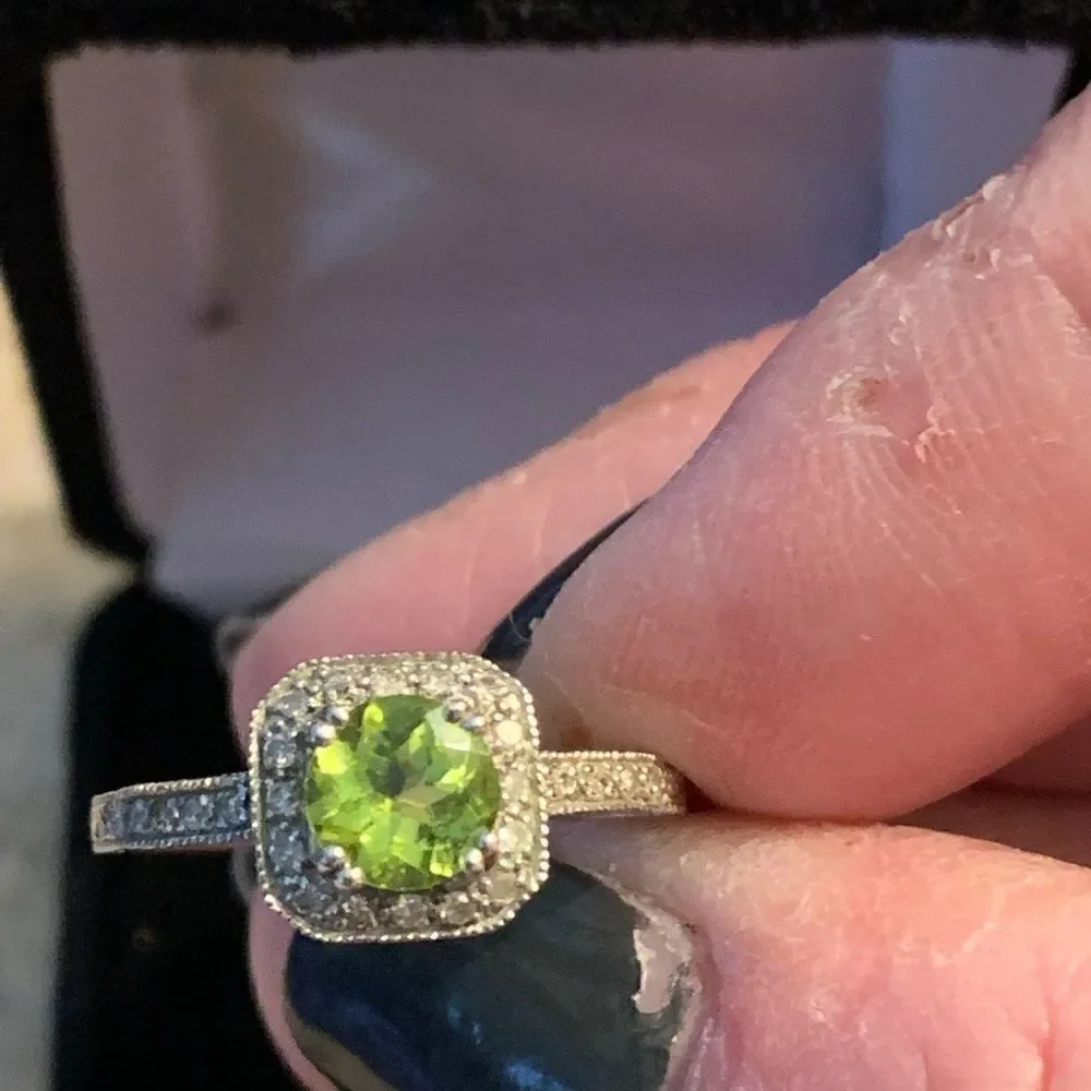 𝅺sterling Silver with faux diamonds and faux center stone